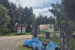 Na-czystej-ziemi-trawa-sie-zieleni.-16