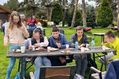 Na-czystej-ziemi-trawa-sie-zieleni.-19