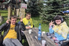 Na-czystej-ziemi-trawa-sie-zieleni.-25