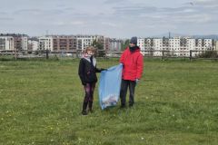 Na-czystej-ziemi-trawa-sie-zieleni.-8