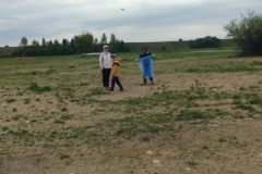 Na-czystej-ziemi-trawa-sie-zieleni.-9