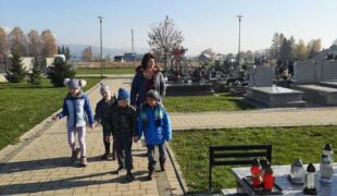 Więcej o: Spacer przedszkolaków na cmentarz