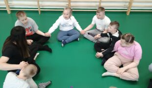 Więcej o: Ruch Rozwijający Weroniki Sherborne w ramach innowacji pedagogicznej pt. „Zabawy sensoryczne”.