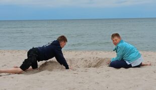 Więcej o: Turnus w Łazach- zabawy na plaży..