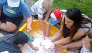 Więcej o: Zabawy sensoryczne na świeżym powietrzu🌞🌞