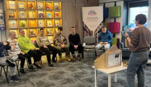 Więcej o: ,,Jak żyje ziemia” – uczniowie oet 8b i 8 c na zajęciach warsztatowych w Pedagogicznej Bibliotece Wojewódzkiej.