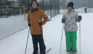 Więcej o: Uczniowie naszej szkoły uczą się jeździć na nartach biegowych.