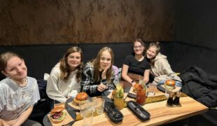 Więcej o: Wyjątkowe wyjście do restauracji „Dziki Byk” członków teatrzyku „ 9 i Pół”